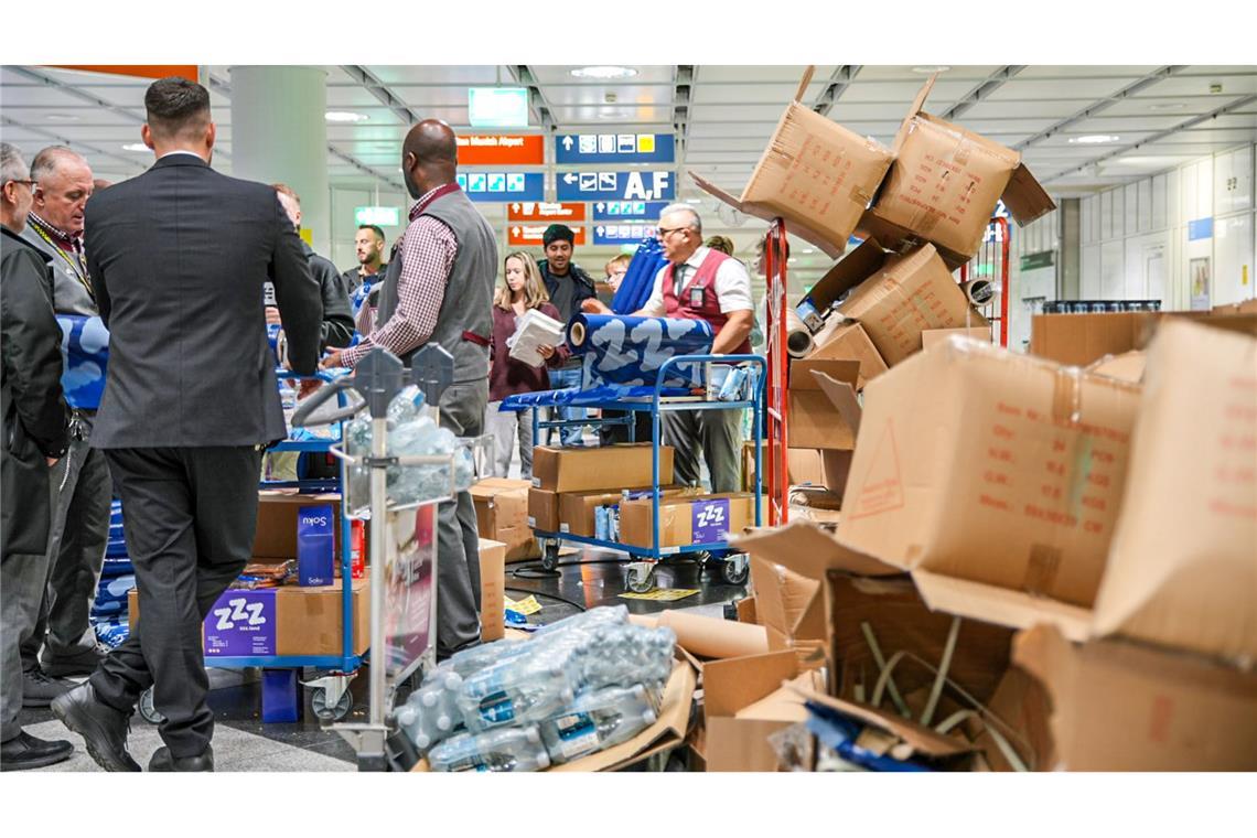 Nach Drohnenalarm: Wieder Flüge am Münchner Flughafen Am Flughafen wurden Snacks und Getränke an die Gestrandeten verteilt.