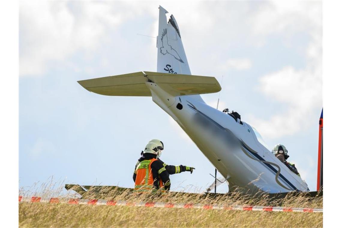 Tödlicher Absturz eines Kleinflugzeuges Am Flugplatz im Stadtteil Lützellinden ist am Samstag ein Flugzeug abgestürzt. Foto: Andreas Arnold/dpa