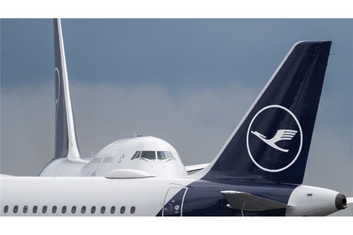 Am Frankfurter Flughafen müssen sich Reisende gedulden.