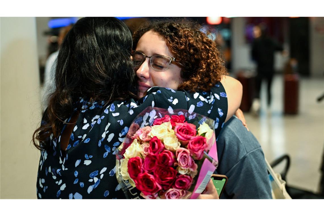 Israel-Rückkehrer in Deutschland gelandet Am Frankfurter Flughafen schlossen viele Angehörige ihre Liebsten in die Arme.