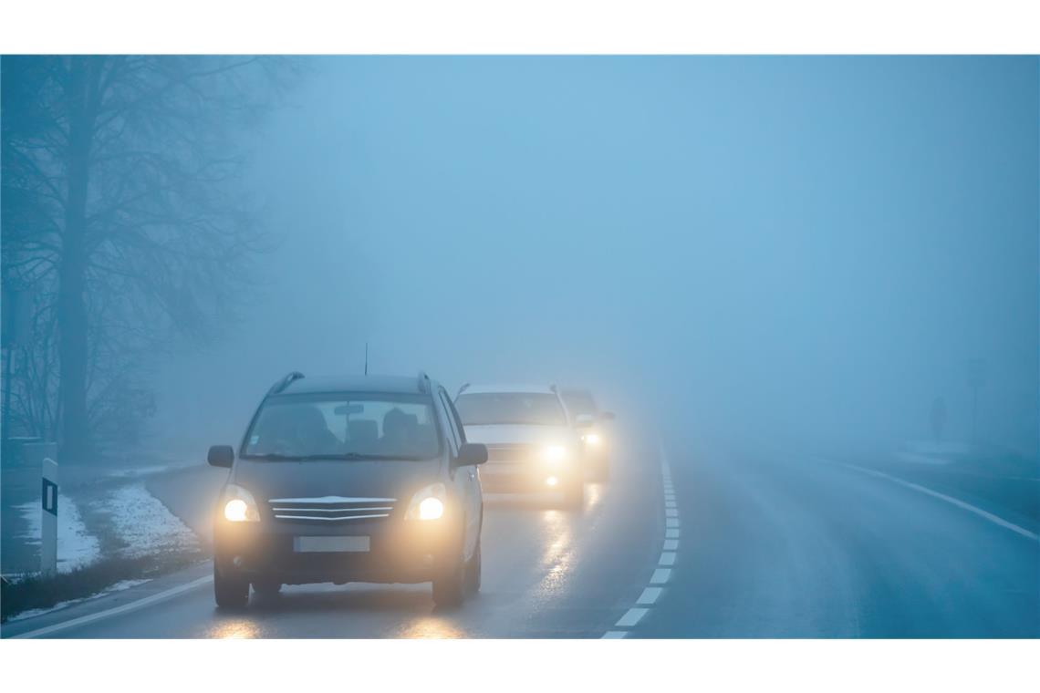 Am Freitag kann es örtlich Glätte und Nebel geben. (Symbolbild)