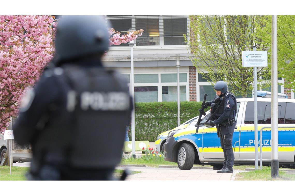 Am Freitag sicherten bewaffnete Polizisten die Klinik in Pinneberg während der Durchsuchung. (Archivbild)