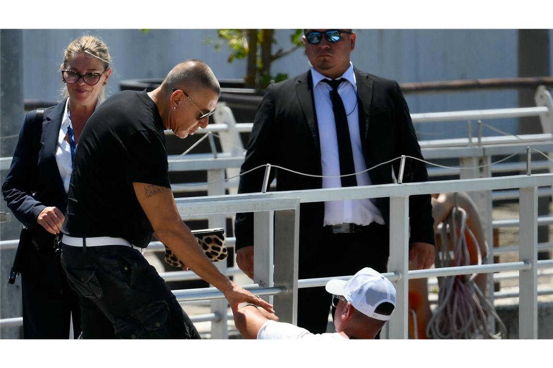 Jeff Bezos und Lauren Sánchez sagen Ja bei Vermählung der Superlative Am Freitag wird auch der italienische Modedesigner Stefano Gabbana an einem Taxi-Boot am Marco-Polo-Flughafen in Venedig gesichtet.