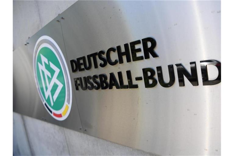 Am Freitag wird der neue DFB-Präsident gewählt. Foto: Arne Dedert/dpa