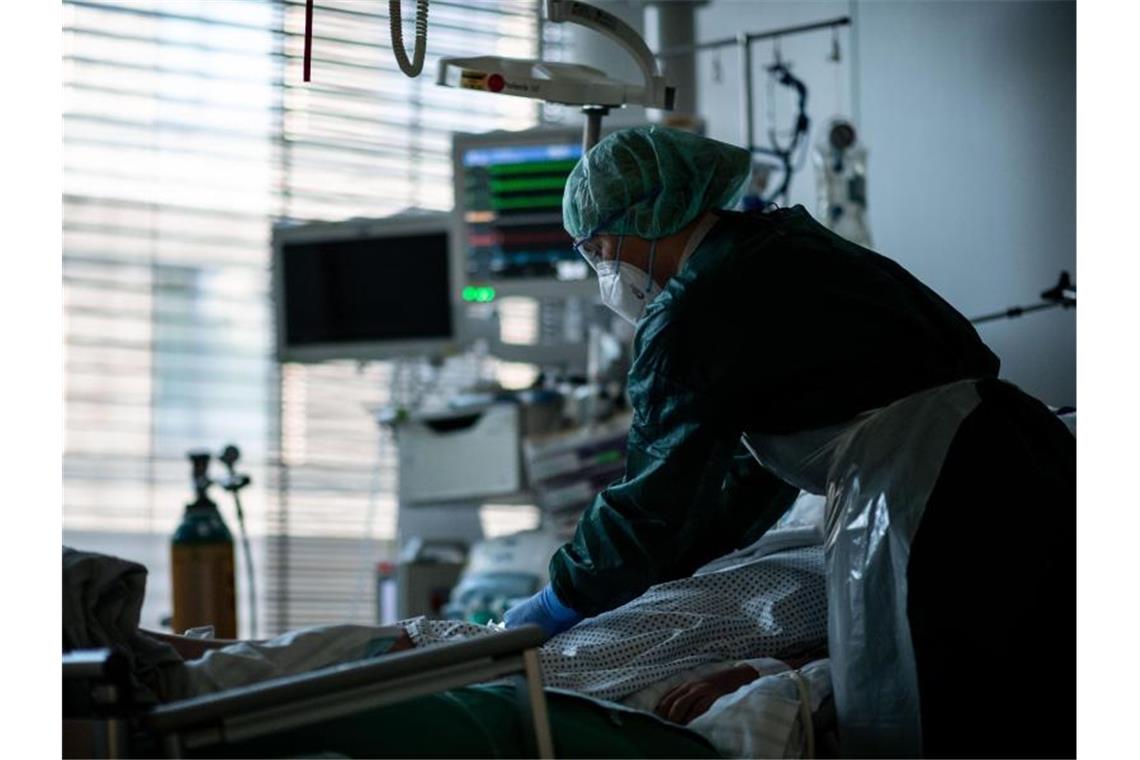 Corona-Krise: Warnungen vor Klinik-Notlagen Am Freitag wurden 1808 Corona-Patienten auf den Intensivstationen verzeichnet. Foto: Fabian Strauch/dpa