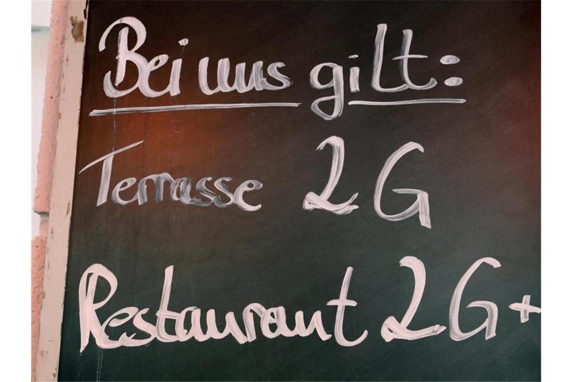 Dehoga: „2G-plus-Regel ist für viele Betriebe ein Desaster“ Am Freitag wurden die Corona-Regelungen für Restaurants, Cafés und Kneipen verschärft. Foto: Bernd Wüstneck/dpa-Zentralbild/dpa