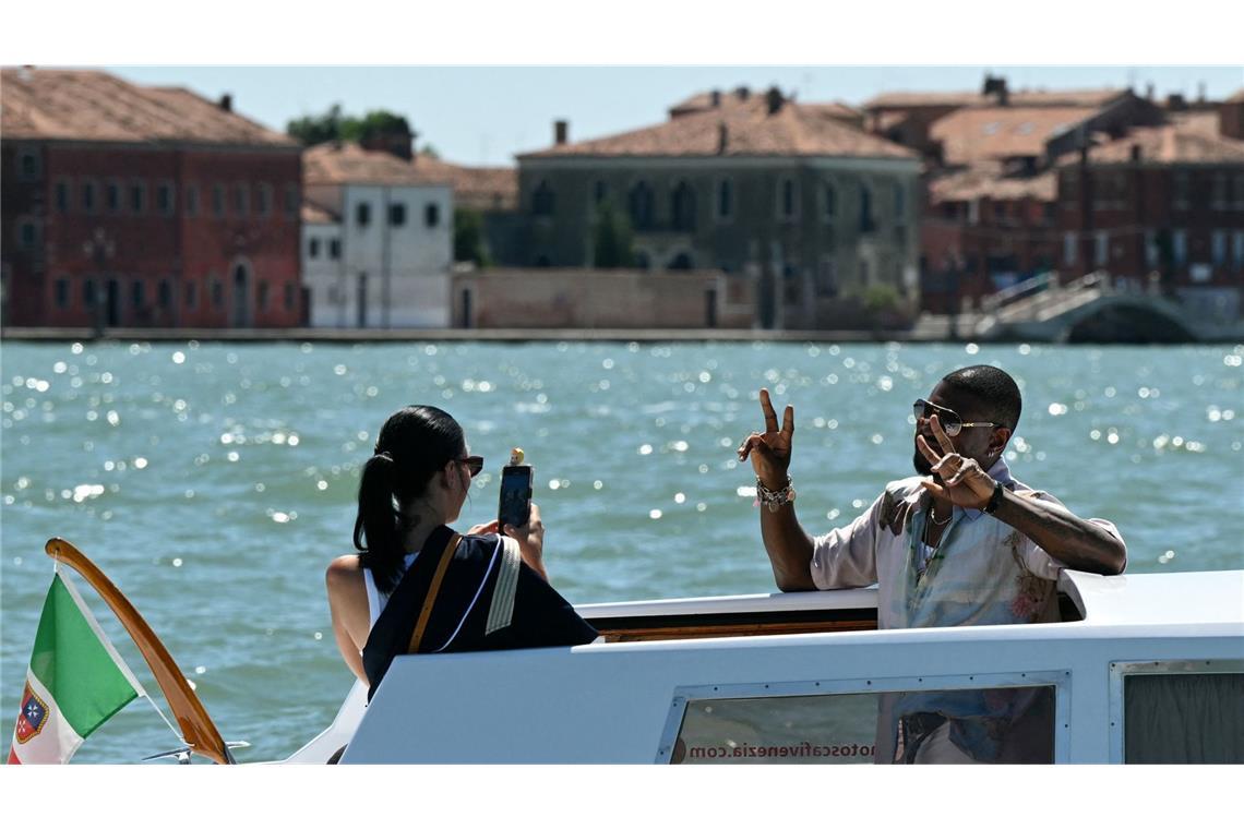 Jeff Bezos und Lauren Sánchez sagen Ja bei Vermählung der Superlative Am Freitag zeigen sich US-Rapper Usher Raymond IV und seine Frau Jennifer Goicoechea auf einem Taxi-Boot.