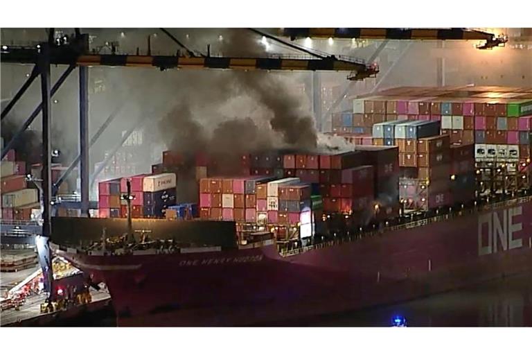 Am Freitagabend war das Feuer auf dem im Hafen von LA angedockten Schiff ausgebrochen, auch Container mit Gefahrstoffen brennen.