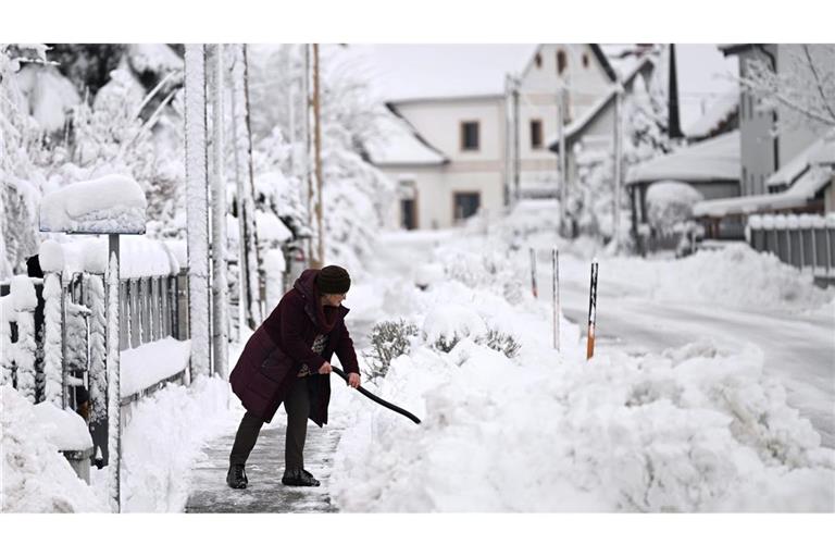 Am Freitagmorgen war rund um Wien Schneeschippen angesagt.