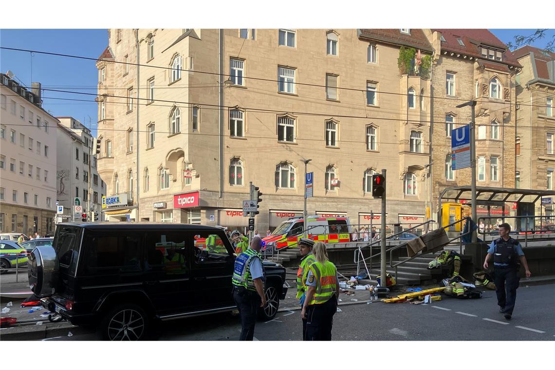 Schock an der Haltestelle - Auto fährt in Stuttgart in Menge