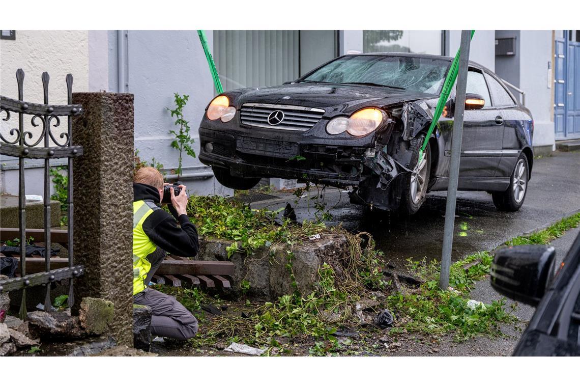 Am frühen Abend wurde der Unfallwagen mit einem Kran abtransportiert.