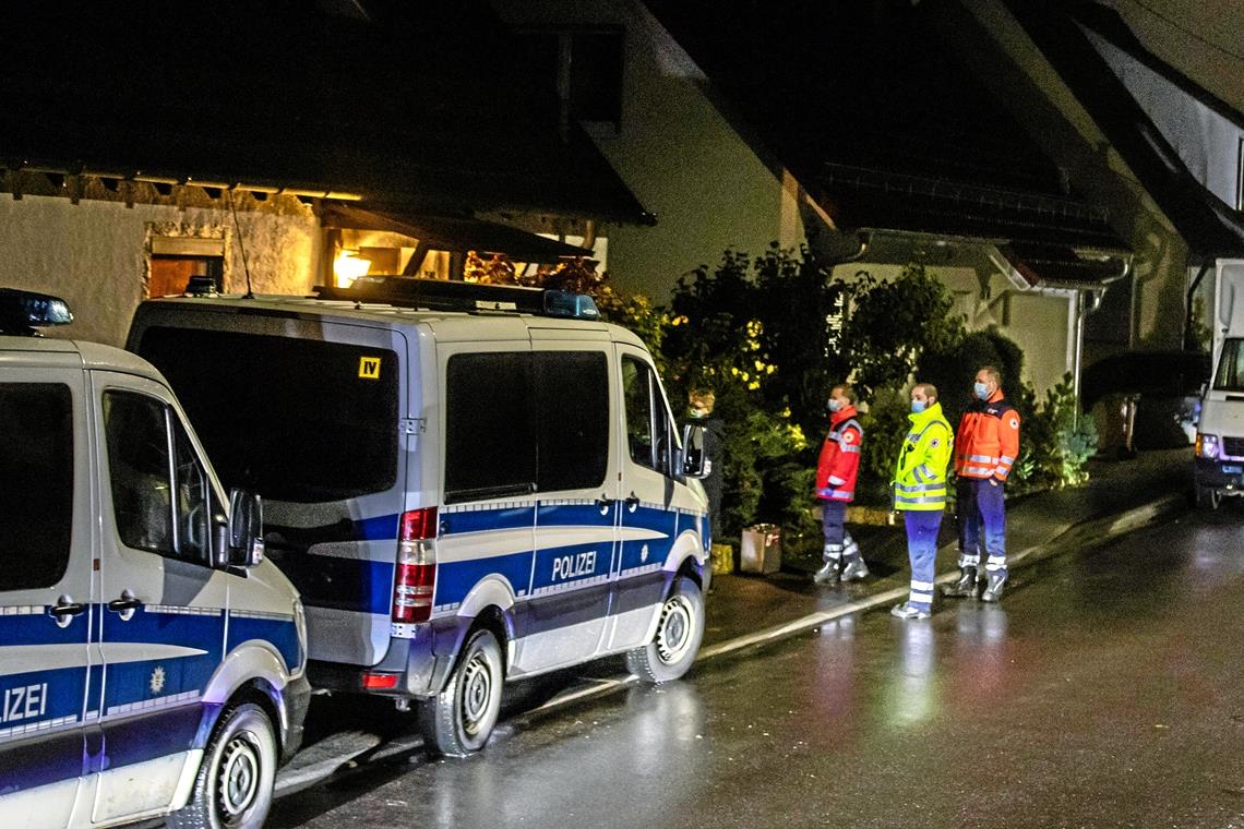 Am frühen Mittwochmorgen sowie auch gestern Vormittag durchsuchte die Polizei ein Einfamilienhaus in Sachsenweiler. Dort wurden reihenweise Waffen gefunden. Foto: 7aktuell/S. Adomat