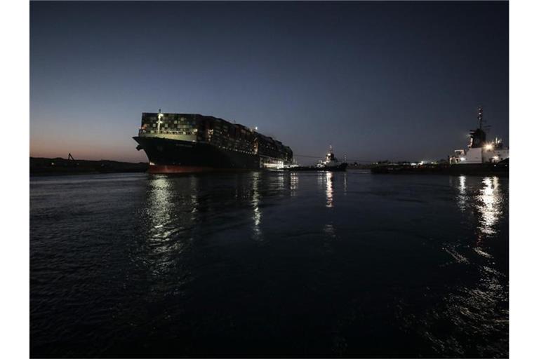 Am frühen Montagmorgen meldeten die Einsatzkräfte und Behörden einen ersten Erfolg bei der Freischleppung des Schiffs. Foto: -/Suez Canal Authority/dpa