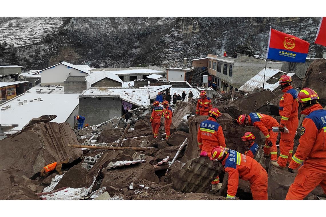 Am frühen Morgen hat sich in der südwestchinesischen Provinz Yunnan ein Erdrutsch ereignet. Seitdem suchen Rettungskräfte nach rund 40 verschütteten Menschen.