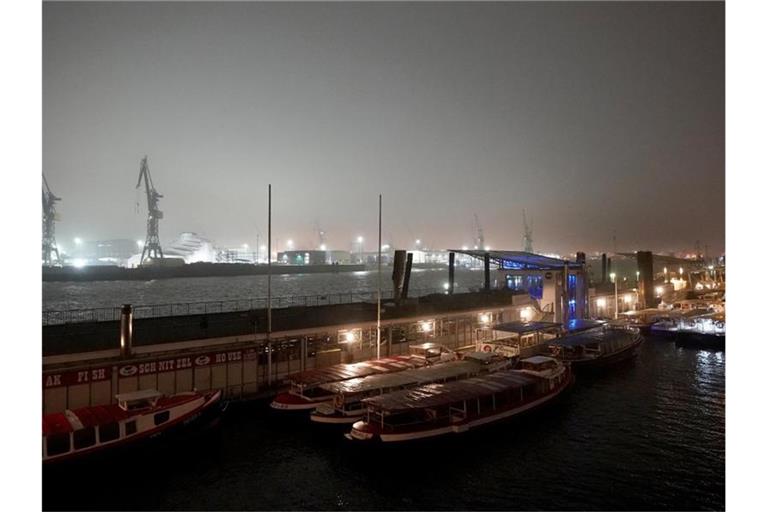 Am frühen Morgen im Hamburger Hafen. Foto: Marcus Brandt/dpa