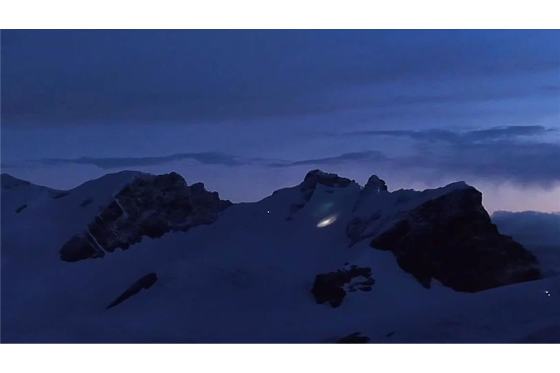 Deutsche Bergsteiger in Schweizer Alpen gerettet Am frühen Morgen kam ein Hubschrauber zu den Bergsteigern durch.