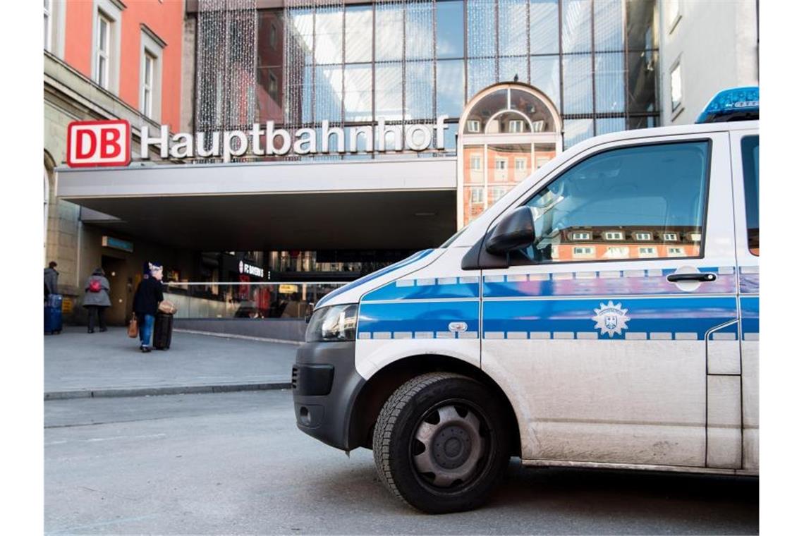Am frühen Morgen war ein Polizist bei einer Kontrolle im Untergeschoss des Münchener Hauptbahnhofs von hinten mit einem Messer angegriffen und schwer verletzt worden. Foto: Matthias Balk/dpa