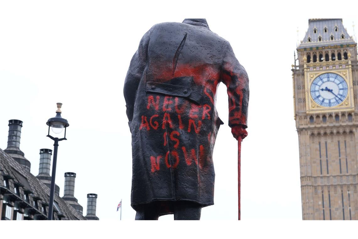 Am frühen Morgen wurde die berühmte Statue beschmiert.