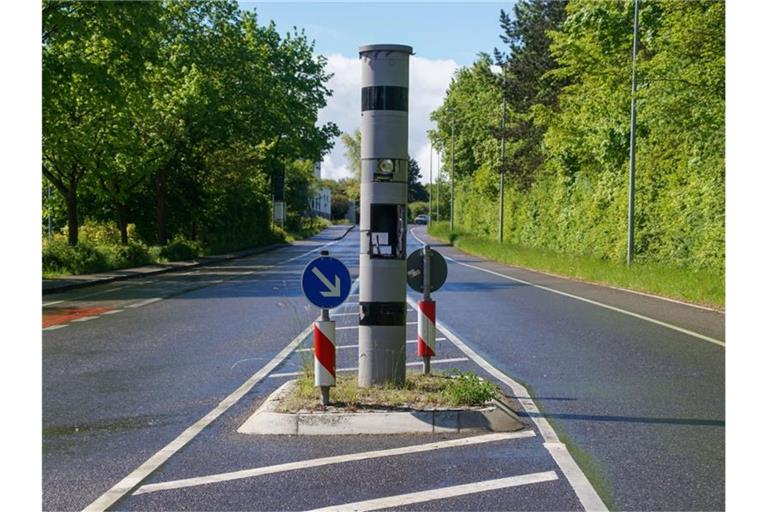 Am frühen Sonntagmorgen zündeten Unbekannte an einer Radarsäule in der Tübinger Straße einen Sprengsatz. Foto: Frank Dettenmeyer/SDMG/dpa
