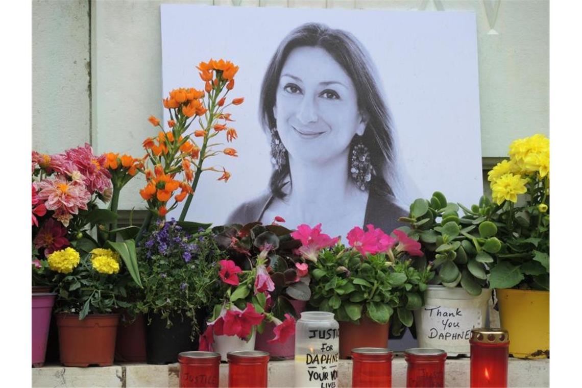 Am Fuß eines Denkmals vor dem Justizpalast erinnert ein Foto an die ermordete maltesische Journalistin Daphne Caruana Galizia. Foto: Lena Klimkeit/dpa