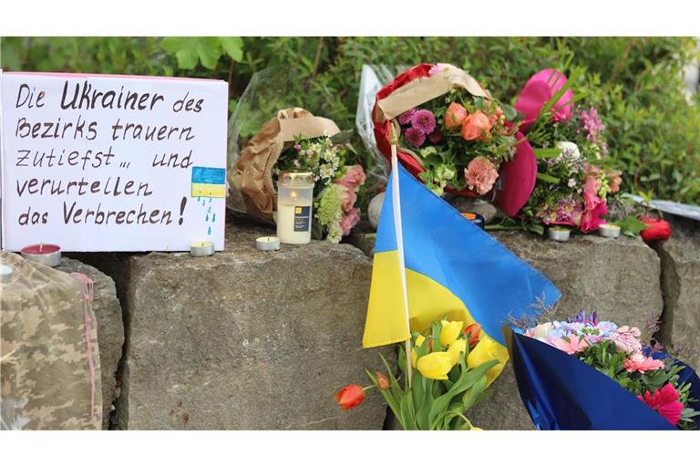 Am Gelände eines Einkaufszentrums, an dem zwei Männer aus der Ukraine getötet worden sind, wurden Blumen niedergelegt sowie eine kleine ukrainische Flagge aufgestellt.