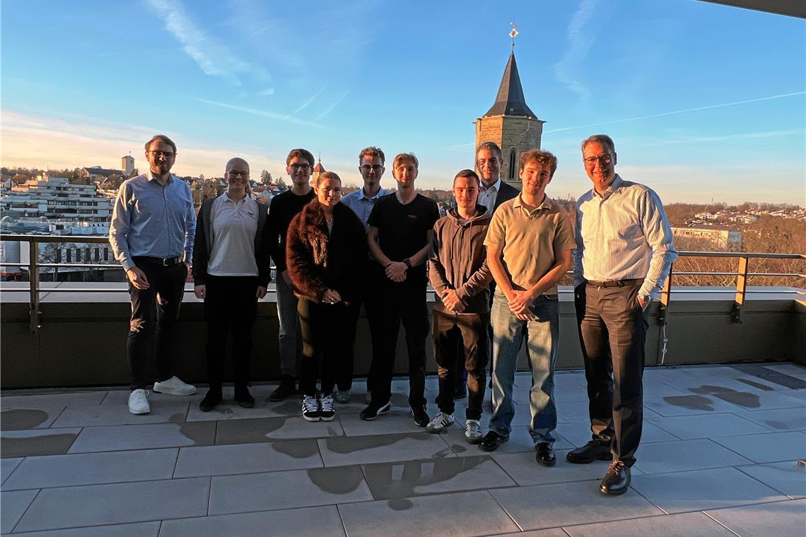 Am Gespräch beteiligt waren (von links): Benjamin Wahl (Amtsleiter Schulen, Bildung, Kultur), Lea Kusche, Leon Brecht (beide Grafenbergschule Schorndorf), Anna Rommel (Gewerbliche Schule Waiblingen), Philip Lucantoni (ehem. Berufliches Schulzentrum Backnang), Henry Ernst (Gewerbliche Schule Waiblingen), Szilard Mihaly (Gewerbliche Schule Backnang), Torsten Demand (Amtsleiter Immobilien und Beteiligungen), Levin Kyslinger (Eduard-Breuninger-Schule Backnang) und Landrat Richard Sigel. Foto: Landratsamt