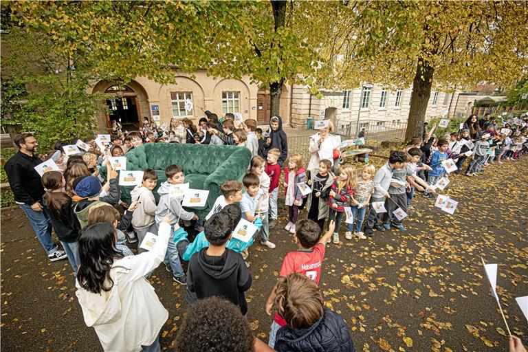 Am gestrigen Donnerstag übergab das Max-Born-Gymnasium ein Sofa an die Max-Eyth-Realschule. Foto: Alexander Becher
