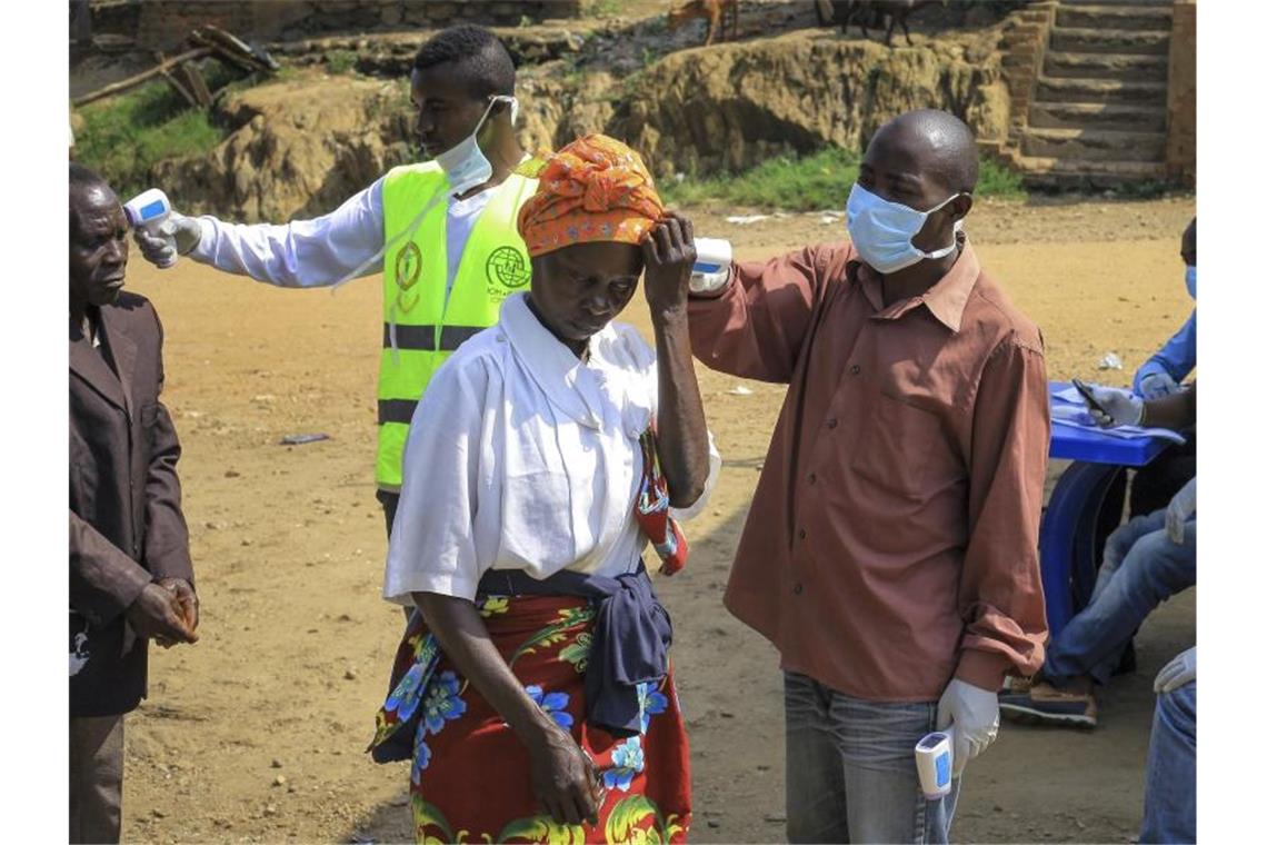 Am Grenzübergang Kasindi zwischen dem Kongo und Uganda wird die Körpertemperatur von Passanten gemessen. Nach Bekanntwerden der ersten aus dem Kongo eingeschleppten Ebola-Erkrankungen ins benachbarte Uganda war am Tag zuvor ein fünfjähriger Junge gestorben. Foto: Al-Hadji Kudra Maliro/AP