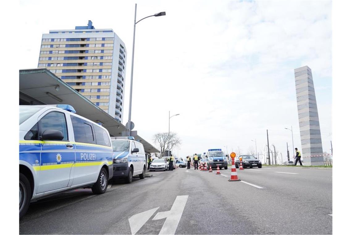 Am Grenzübergang Kehl/Straßburg kontrollieren Beamte der Bundespolizei den Grenzverkehr. Foto: Benedikt Spether/dpa/Archivbild