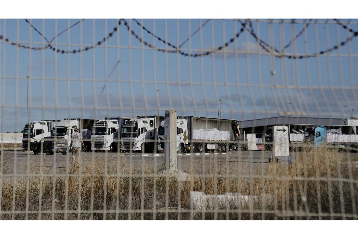 UN: Israel erlaubt 100 Hilfsgüter-Lastwagen für Gaza Am Grenzübergang stehen tonnenweise Hilfsgüter bereit.