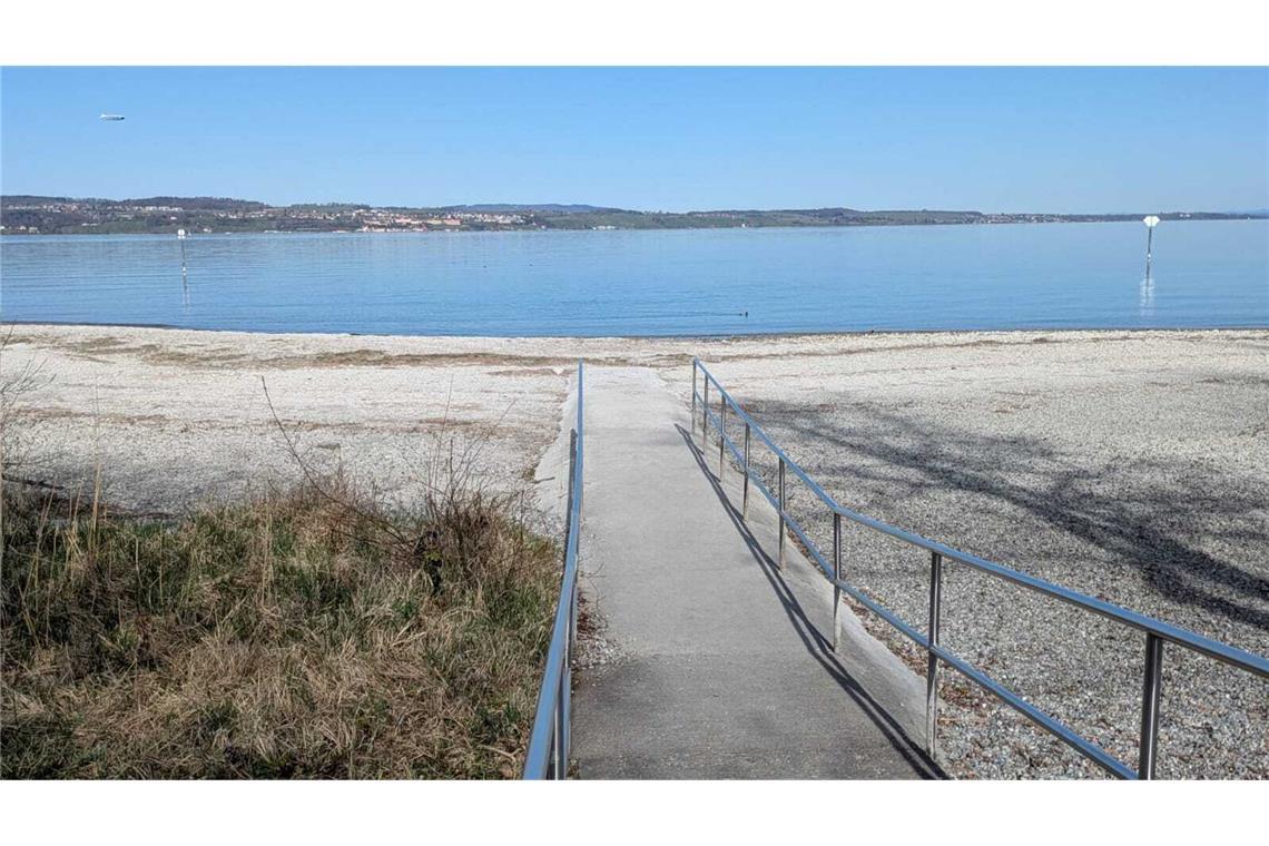 Der Bodensee lädt zum Wattwandern Am größten Strandbad am Bodensee, dem Hörnle in Konstanz, muss man weit hinauslaufen, um zum Wasser zu kommen.