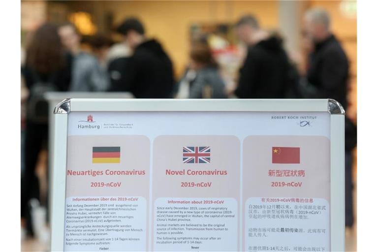 Am Hamburger Flughafen klärt ein Aufsteller über Verhaltensweisen in Bezug auf das Coronavirus hingewiesen. Viele Fluggesellschaften streichen ihre Flüge - vor allem nach Italien. Foto: Bodo Marks/dpa
