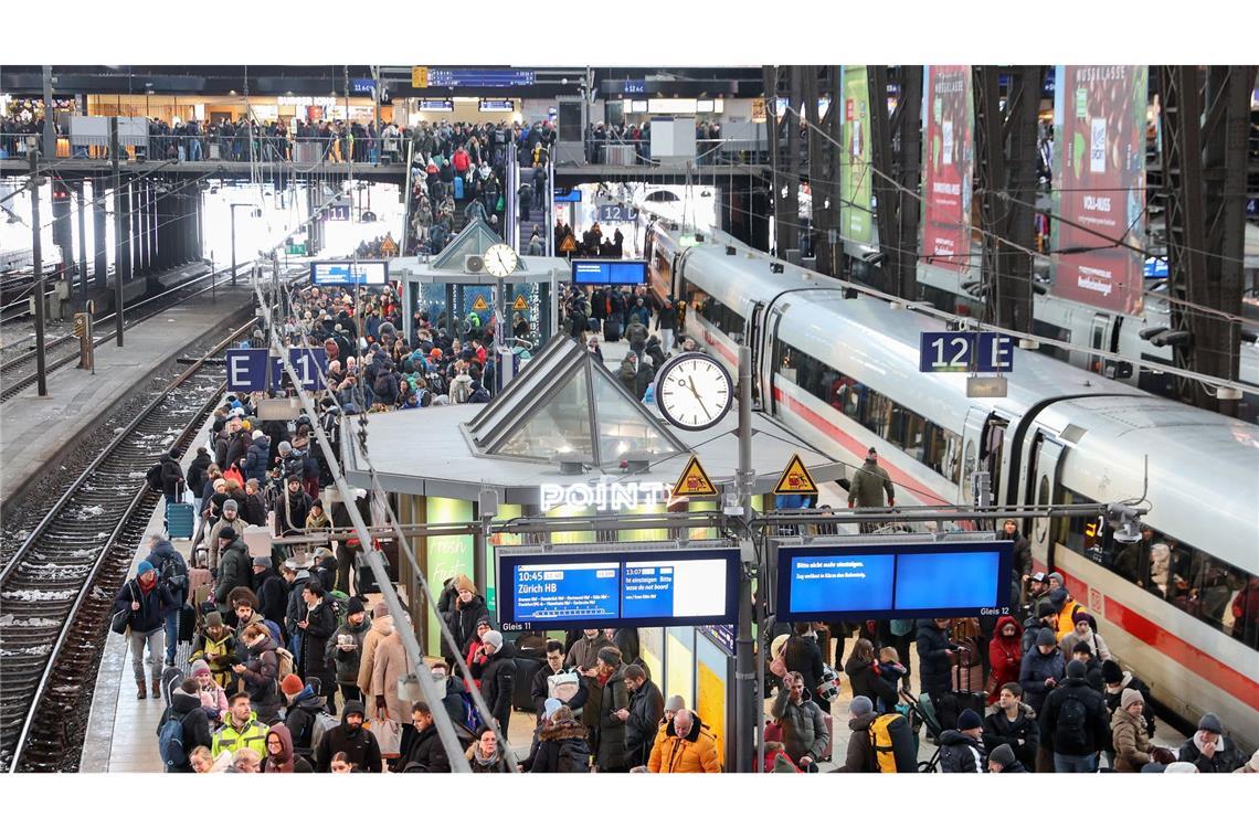 Am Hamburger Hauptbahnhof strandeten infolge der Ausfälle Tausende Fahrgäste. (Archivbild)