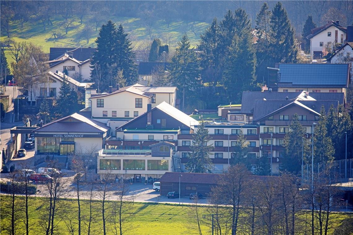 Am Hauptgebäude des Hotels soll ein Anbau mit einer etwa 4000 Quadratmeter großen Wellnesslandschaft entstehen. Archivfoto: A. Becher