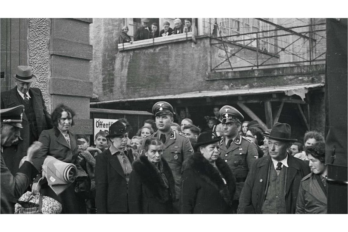 Am helllichten Tag: Am 22. Oktober 1940 wurden –  wie hier in Lörrach – die badischen und saarpfälzischen Juden in das südwestfranzösische Internierungslager Gurs deportiert. Die beiden Gauleiter Robert Wagner und Josef Bürckel führten damit die erste planmäßige Deportation von Juden aus Deutschland durch.