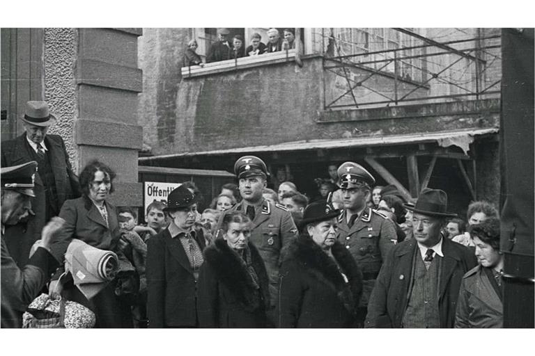 Am helllichten Tag: Am 22. Oktober 1940 wurden –  wie hier in Lörrach – die badischen und saarpfälzischen Juden in das südwestfranzösische Internierungslager Gurs deportiert. Die beiden Gauleiter Robert Wagner und Josef Bürckel führten damit die erste planmäßige Deportation von Juden aus Deutschland durch.