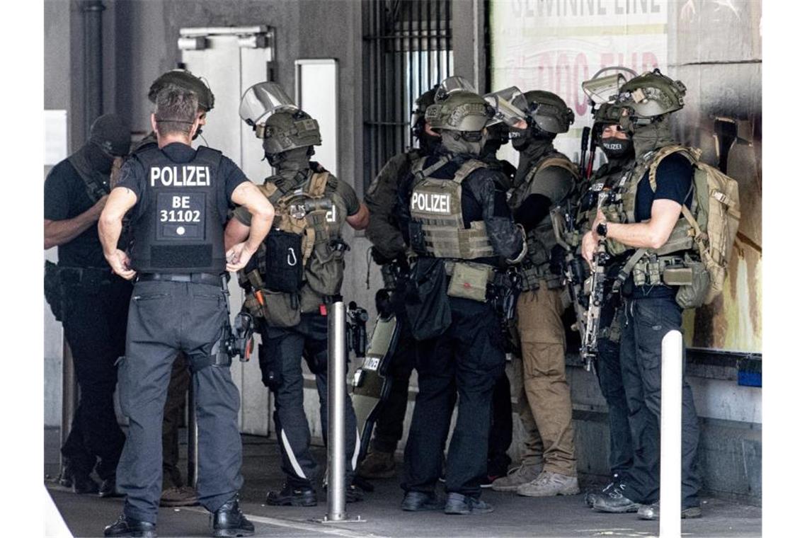 Am Hermannplatz in Berlin-Neukölln ist die Polizei wegen eines Raubüberfalls im Einsatz. Foto: Fabian Sommer/dpa