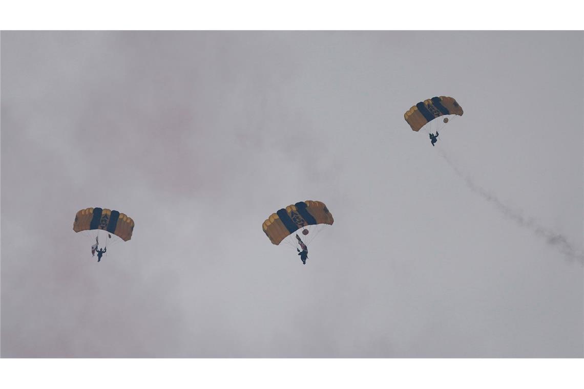 Trump bekommt Militärparade - und Massenproteste Am Himmel sind während der Parade Fallschirmspringer zu sehen.
