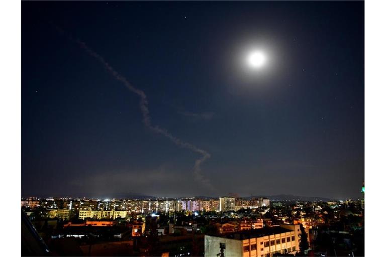 Am Himmel über Damaskus, Syrien, ist die Rauchfahne einer Rakete zu sehen. Foto: Ammar Safarjalani/XinHua/dpa