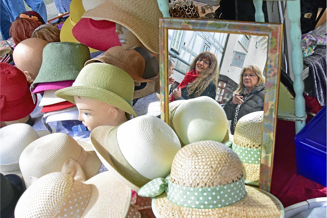 Am Hutstand auf dem Handwerkermarkt gibt es eine große Auswahl. Tulpenfrühling i...