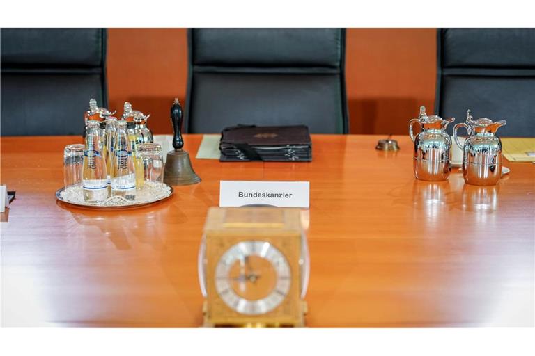 Am Kabinettstisch wird künftig die neue schwarz-rote Regierung von Friedrich Merz (CDU) Platz nehmen. (Archivbild)