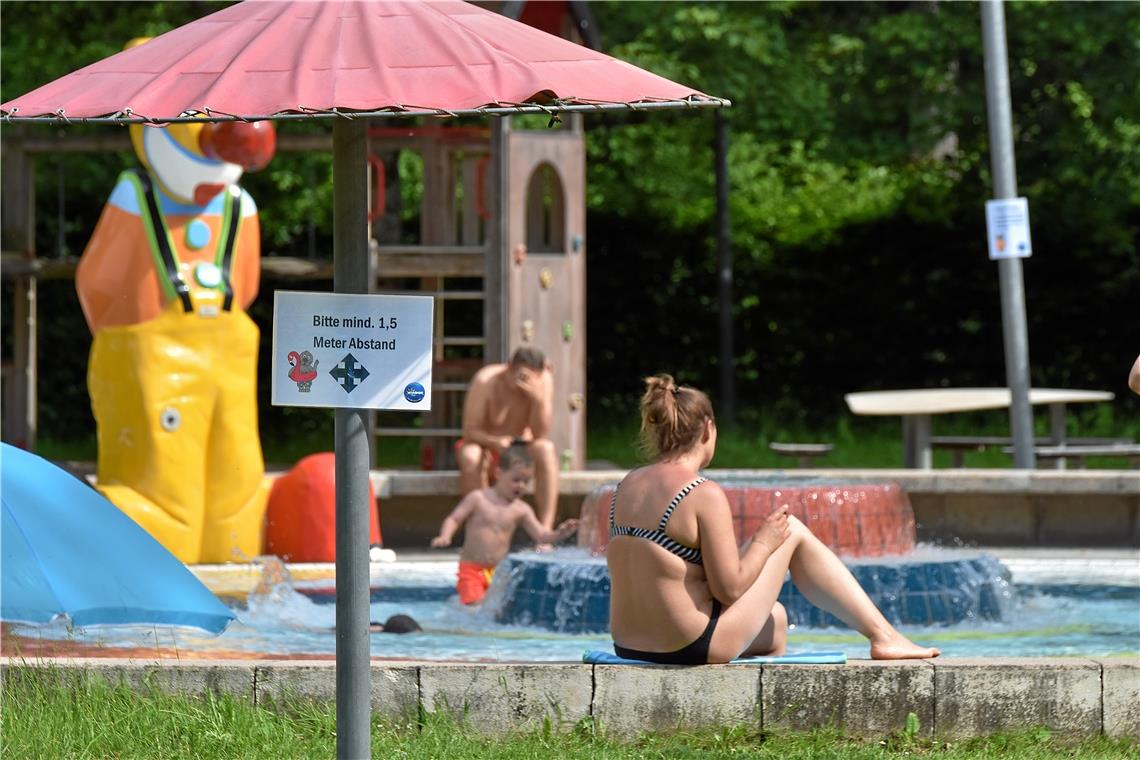 Am Kinderbecken im Backnanger Wonnemar: So schön wie an diesem Junitag war das Wetter in dieser Saison noch nicht oft. Foto: T. Sellmaier