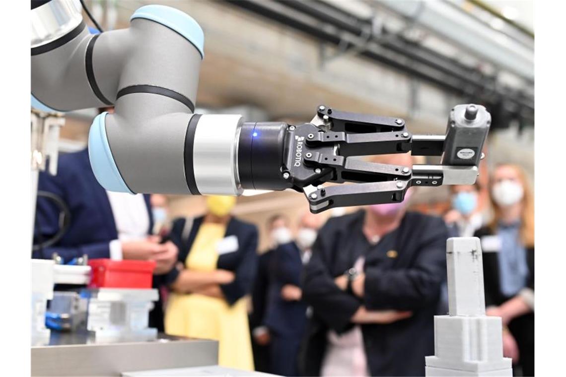 „Science Week“: Bürgern künstliche Intelligenz nahebringen Am KIT wird eine automatisierte Station zur Demontage von Elektro-Motoren vorgeführt. Foto: Uli Deck/dpa/archivbild