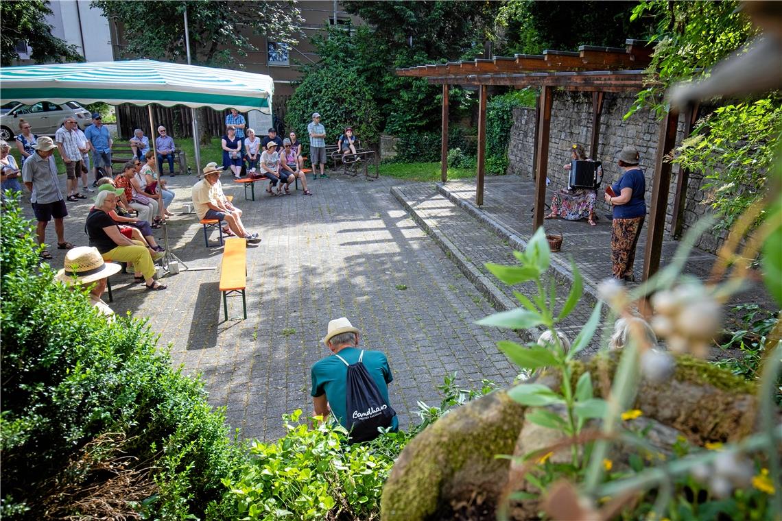 Von Tratschtanten und Oberlehrern Am kleinen Markt in Rietenau eröffnete Lea Butsch die Tour mit Poesie und rezitierte ihre Übersetzung von Joni Mitchells Song „Both Sides Now“ zur sanften Akkordeonbegleitung von Sonja Michler.