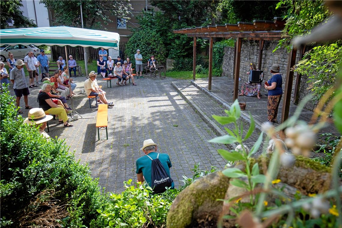 Am kleinen Markt in Rietenau eröffnete Lea Butsch die Tour mit Poesie und rezitierte ihre Übersetzung von Joni Mitchells Song „Both Sides Now“ zur sanften Akkordeonbegleitung von Sonja Michler.