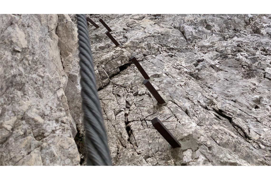 Am Klettersteig gehören festes Schuhwerk, Helm, Gurt und Klettersteigset zur Ausrüstung.