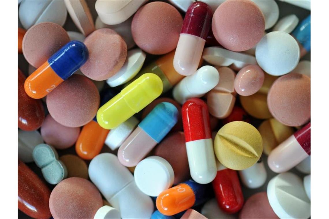 Pharmariesen verhandeln Schmerzmittel-Milliardenvergleich Am kommenden Montag soll in Ohio ein wegweisender Prozess gegen Firmen starten, die beschuldigt werden, mit Schmerzmitteln zur grassierenden Medikamentenabhängigkeit und Drogen-Epidemie in den USA beigetragen zu haben. Foto: Matthias Hiekel/dpa-Zentralbild/dpa