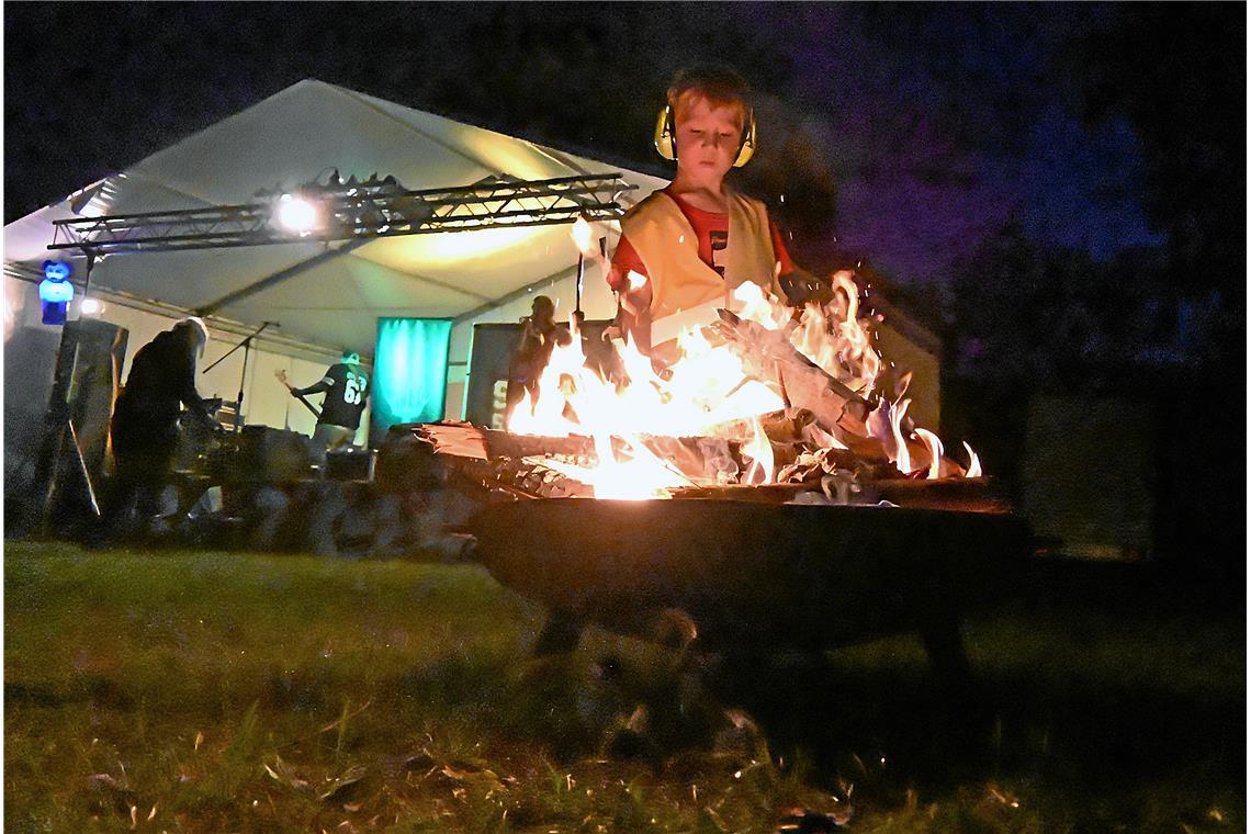 Am Lagerfeuer können sich die Besucher wärmen.