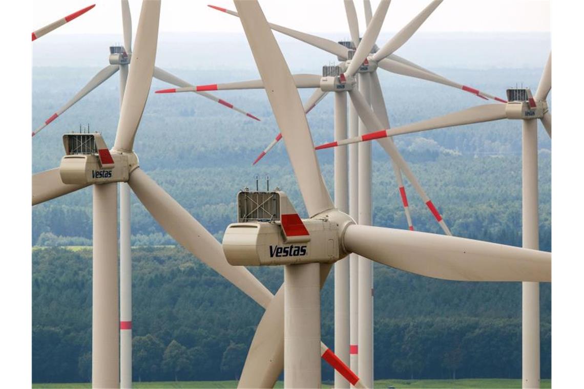 Ökostrom-Rekord im ersten Halbjahr 2019 Am meisten Ökostrom produzierten mit 55,8 Milliarden Kilowattstunden Windräder an Land - sie lieferten 18 Prozent mehr als im ersten Halbjahr 2018. Foto: Jens Büttner