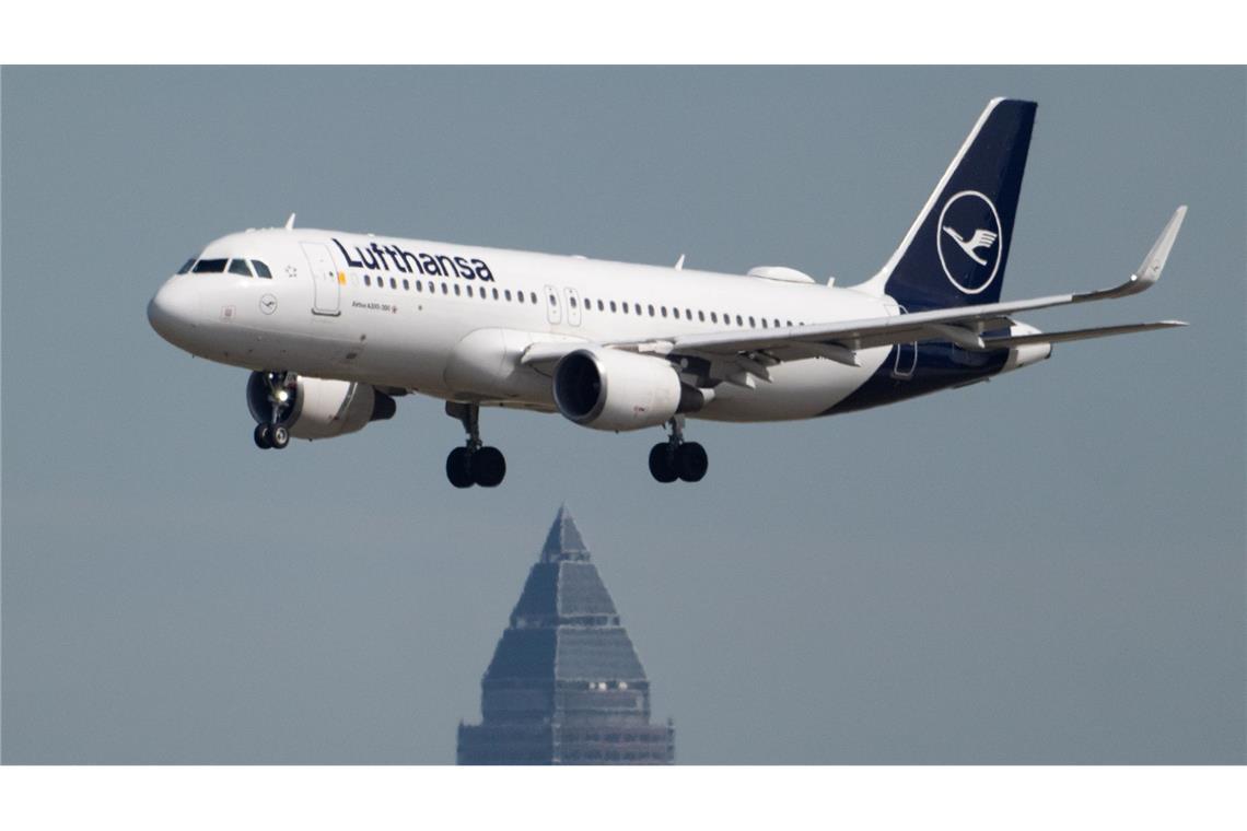 Am Messeturm links vorbei: Eine Maschine der Lufthansa ist im Landeanflug auf den Flughafen Frankfurt.
